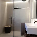 Con Encanto, Relajante, Centrica Nyaraló *