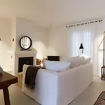 Con Encanto, Relajante, Centrica Nyaraló *